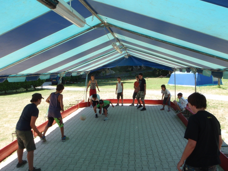 Village Camps International Summer Camp Ard&egrave;che, France 2019-07-26 https://www.villagecamps.com/journals_admin/images/21-23-The Ga Ga battle.jpg